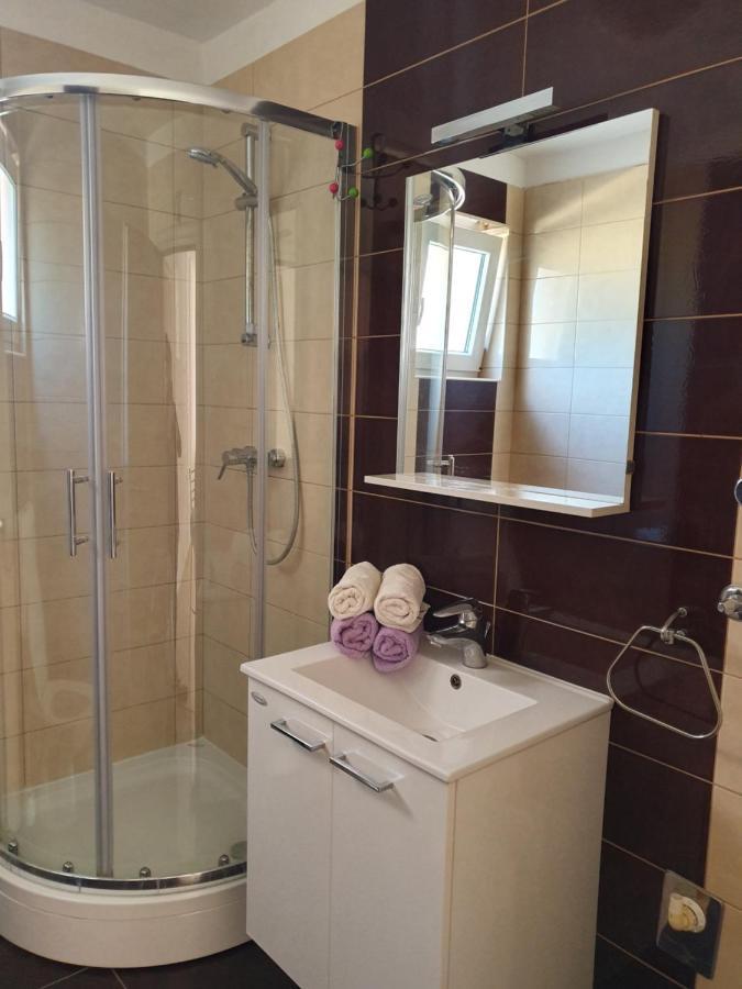 Lavender Apartments Drage Bagian luar foto